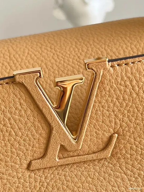WIS BB CAPUCINES VUITTON LOUIS 0510
